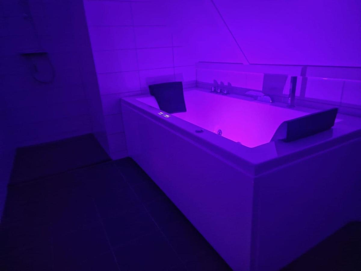 Holiday Home In Scherpenisse With Bubble Bath Kültér fotó
